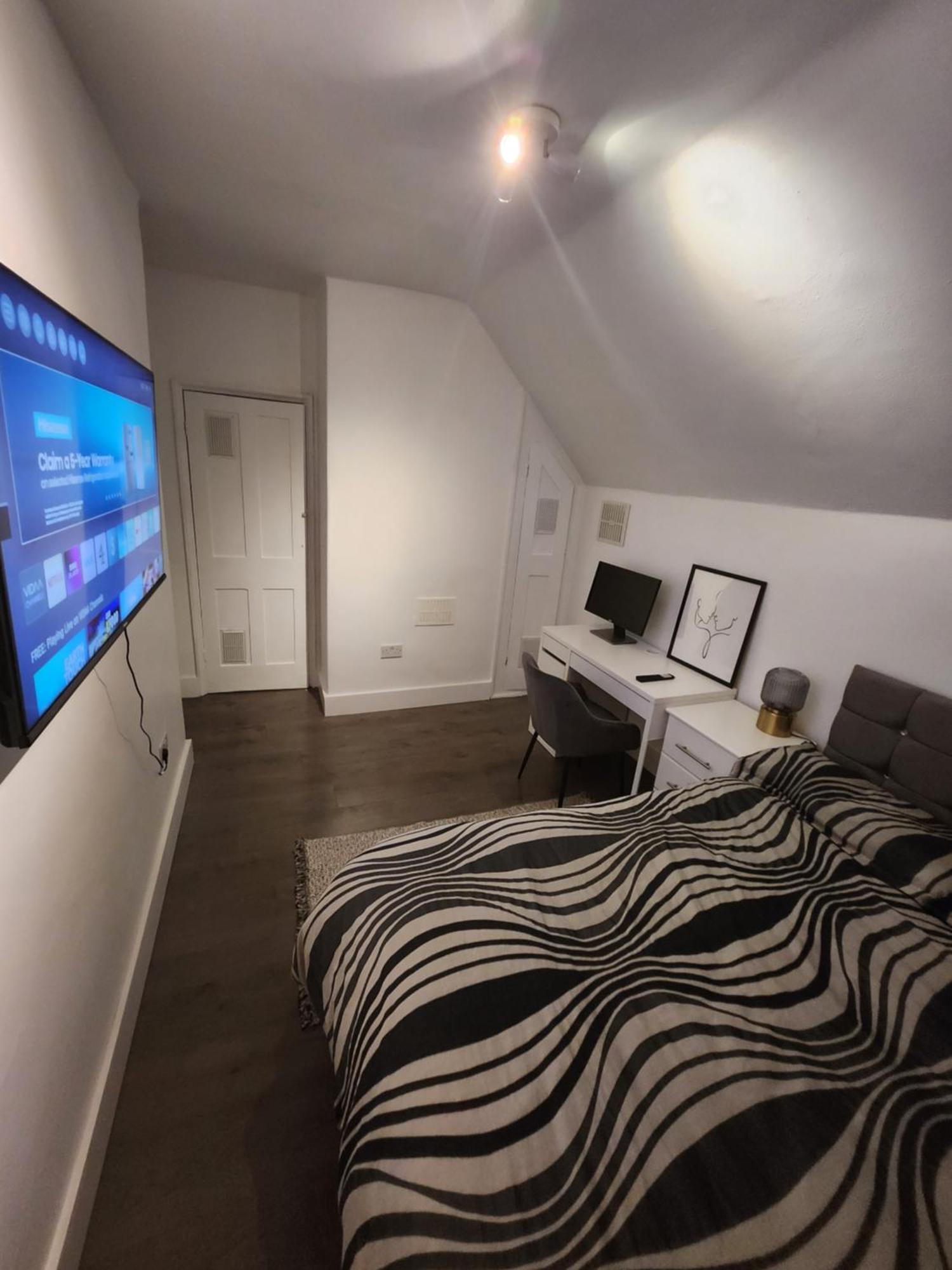 Flat With Work Station, Monitor, Smart Tv & Netflix Apartment London Luaran gambar